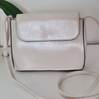 Бяла дамска чанта за през рамо - цвят екрю, снимка 1 - Чанти - 42328296