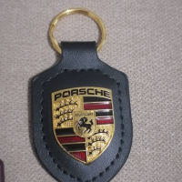 Качествен черен и тъмно- кафяв кожен ключодържател с цветна метална  емблема на Порше Porsche, снимка 2 - Аксесоари и консумативи - 35648142