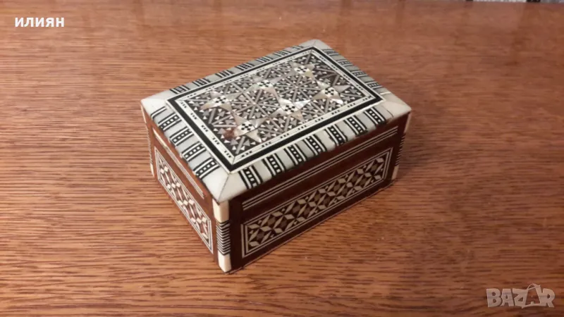 Малка кутия изработка дърво и седеф , снимка 1