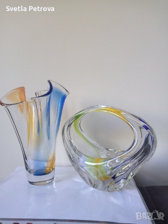 Стъклена ваза и купа кошница, снимка 1