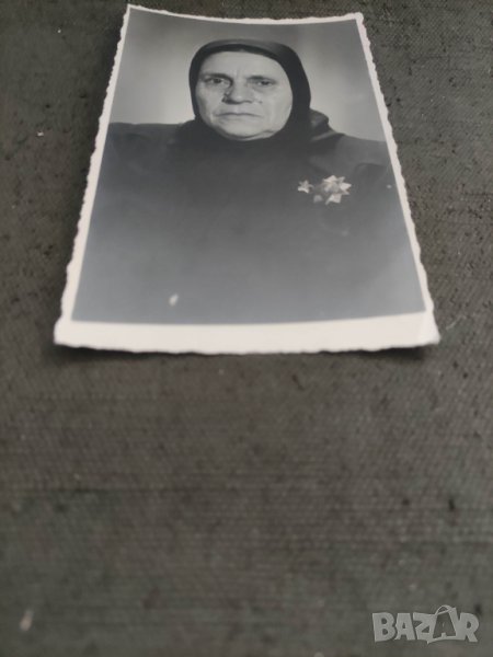 Снимка Жена с орден за Народна  свобода Пловдив, снимка 1