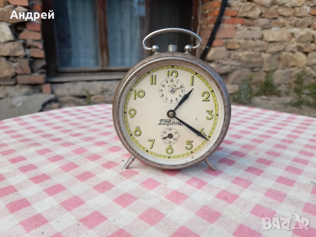 Стар настолен часовник,будилник Родина, снимка 1 - Антикварни и старинни предмети - 33959968