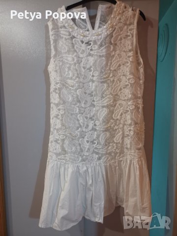 Бяла рокля нашита с перли и дантела 