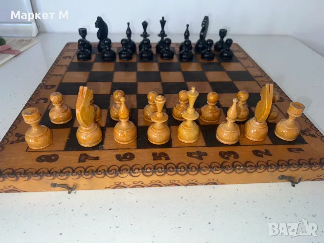 Шах с дървени фигури
