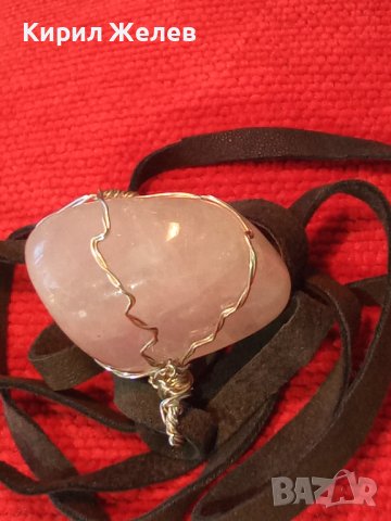 КРАСИВ ВИНТИДЖ - АРТ МЕДАЛЬОН НАТУРАЛЕН КАМЪК РОЗОВ ПЛАНИНСКИ КВАРЦ КРИСТАЛ с ШНУРЧЕ от ВЕЛУР 13712, снимка 2 - Колиета, медальони, синджири - 41483690