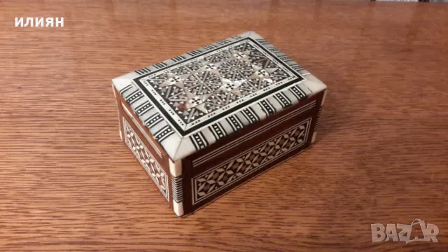 Малка кутия изработка дърво и седеф 