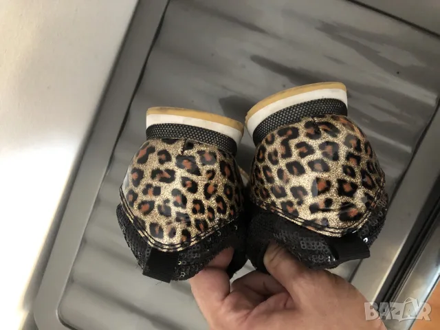 Оригинални дамски маратонки GUESS (размер 39) – Черни със златисти детайли и леопардов акцент, снимка 3 - Дамски ежедневни обувки - 55963143