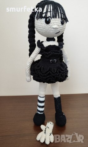 Плетена кукла Уенсдей Адамс, снимка 7 - Плюшени играчки - 41642455