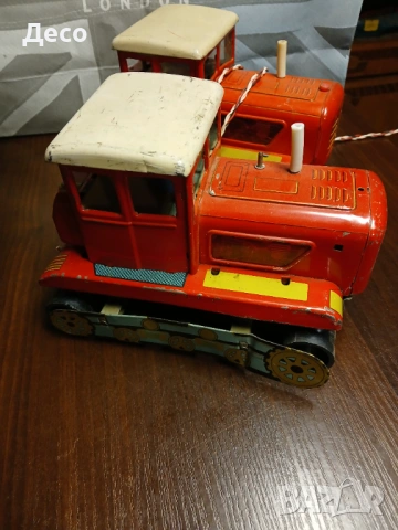 Стари ламаринени играчки за части.