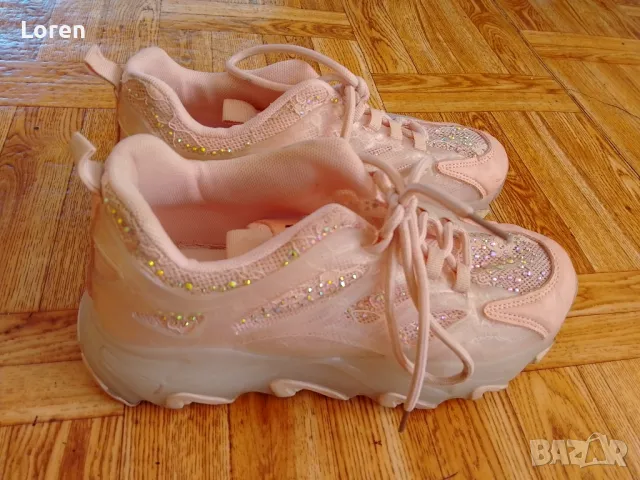 Подарявам!Розови маратонки с камъчета