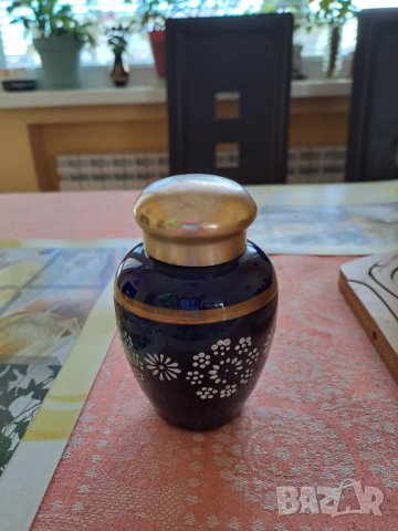 Малка ваза урна от стъкло, снимка 1 - Антикварни и старинни предмети - 42481715