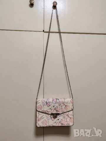 Дамска чантичка MANGO. 