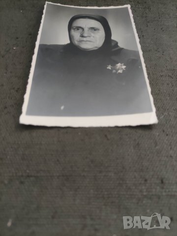 Снимка Жена с орден за Народна  свобода Пловдив