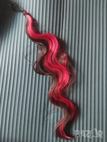 Коса за допълнителен обем. Тъмен кичур с червено. Лесно поставяне на ластик.  - НОВО, снимка 3 - Аксесоари за коса - 49416313
