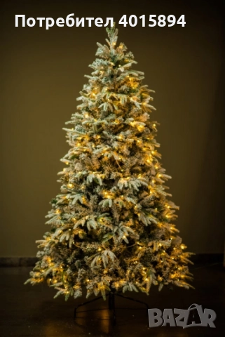 Коледна елха с вградени лампички по връхчетата