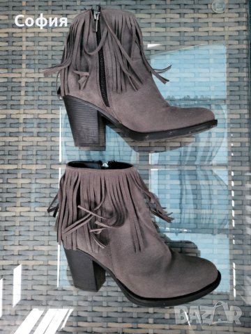 Сиви велурени боти