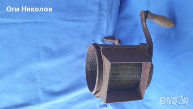 Старинна  мелачка за семена и зеленчуци, снимка 2 - Антикварни и старинни предмети - 51310451
