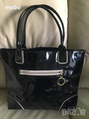 Дамска черна лачена чанта, марка ESTEE LAUDER ,едно отделение с вътрешен джоб, затваряне с магнитно , снимка 2 - Чанти - 49634259