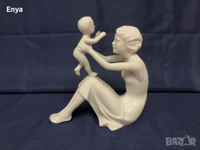 Статуетка порцеланова "Майка с дете"