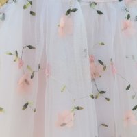  Ефирна детска рокля с бродерия, 3D цветчета и тюл, снимка 8 - Детски рокли и поли - 41981710
