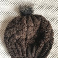 Зимна кафява шапка с пухче, снимка 1 - Шапки - 39789625