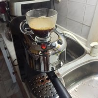 Кафемашина Делонги с ръкохватка с крема диск, работи отлично и прави хубаво кафе с каймак , снимка 2 - Кафемашини - 42258493