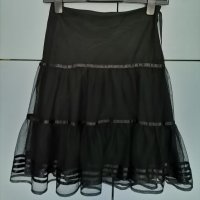 Официална черна дамска пола с тюл, снимка 2 - Поли - 41505532