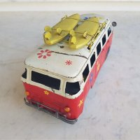 ОРИГИНАЛНА КУЛТОВА ЛАМАРИНЕНА играчка VW Калифорния хипарски 1970те год. бус със СЪРФОВЕ, снимка 4 - Други ценни предмети - 42065290