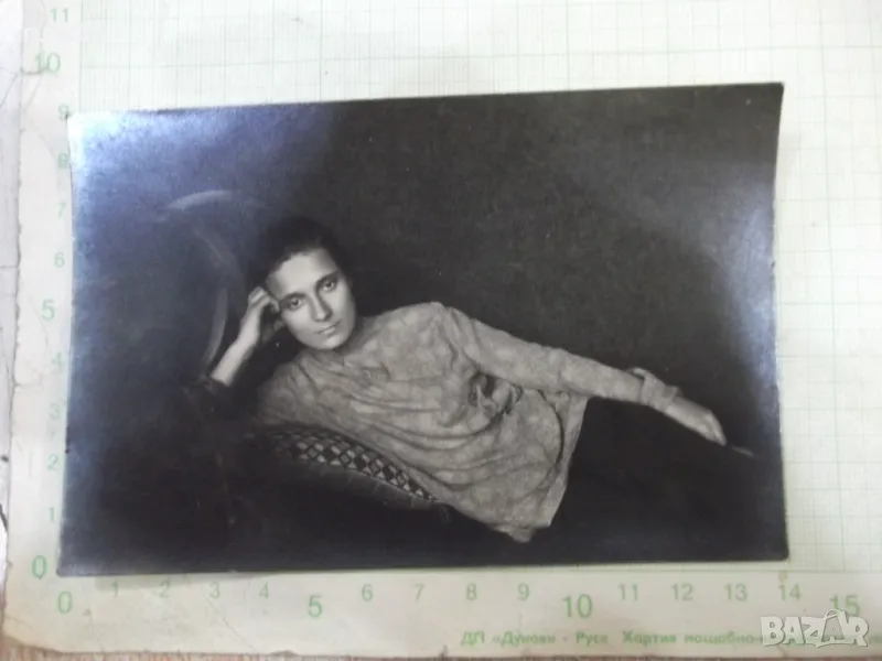 Снимка стара на полегнала дама - 1, снимка 1