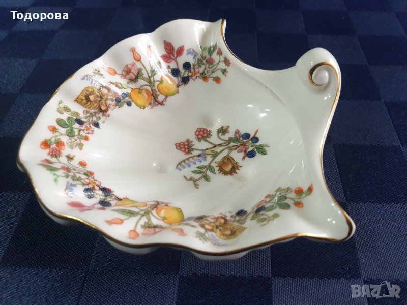 Порцеланова бонбониерка Аynsley somerset fine bone china с форма на мида, снимка 1