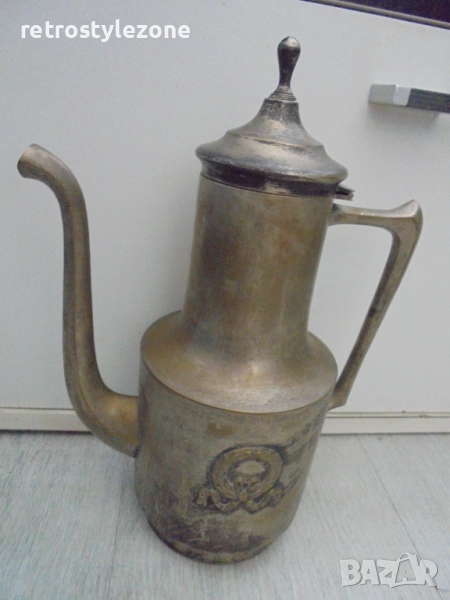 № 8223 Стара метална кана с капак и релефна украса , снимка 1