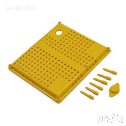 Изолаторна клетка за пчелна майка с 1 бр. пластмасова тапа и 6 бр. пластмасови пирони