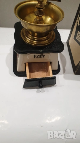 Стара порцеланова кафемелачка, снимка 2 - Антикварни и старинни предмети - 53651372