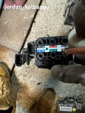 Клапан разпределител въздушно окачване на Ауди Audi A8 D4 H4 само за 130лв. 4H0616013