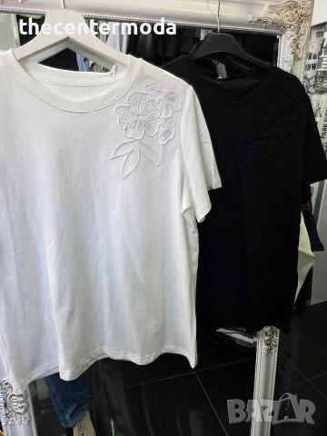 Памучна тениска с декорация от цвете 