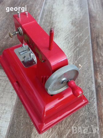 немска ламаринена играчка шевна машина Regina   3/4, снимка 5 - Колекции - 42230257