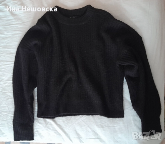 Черен пуловер