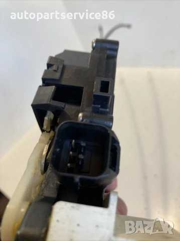 Заден ляв заключващ механизъм на врата за Peugeot 4007 2.2 HDI (2009), снимка 2 - Части - 53654545