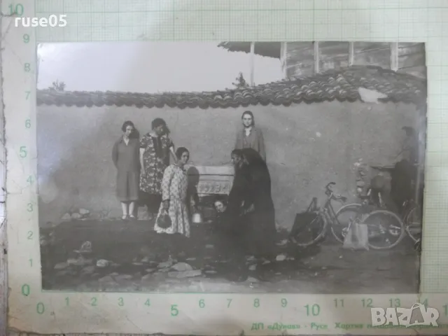 Снимка стара за вода на чешмата с велосипеди