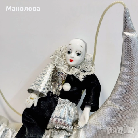 Колекционерска кукла Пиеро върху плюшен сребърен полумесец - с порцеланова глава, ръце и крака., снимка 2 - Колекции - 51503374