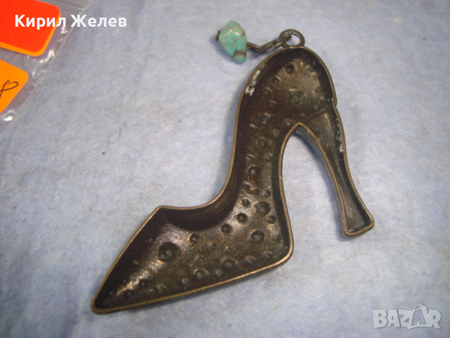 КРАСИВО ОРНАМЕНТИРАНА МЕСИНГОВА ФИГУРАЛНА АРТ ВИСУЛКА - ДАМСКА ОБУВКА с НАТУРАЛЕН ТЮРКОАЗ 27138, снимка 4 - Колиета, медальони, синджири - 36323741