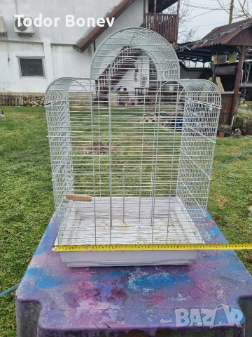 Продавам две клетки за птици и един терариум