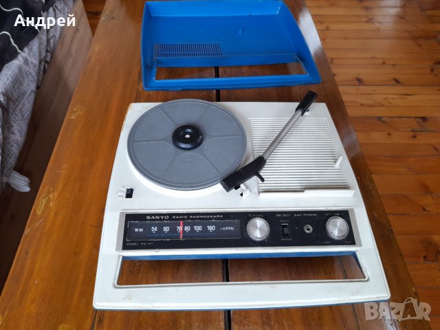 Стар радиограмофон Sanyo, снимка 2 - Антикварни и старинни предмети - 35894061