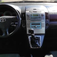 Toyota Corolla Verso 2.2 D4D, снимка 14 - Автомобили и джипове - 40570663