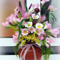 Антична ваза с пролетни цветя, снимка 1 - Изкуствени цветя - 36380146