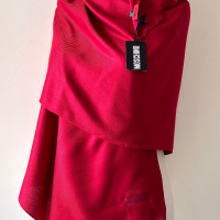 Moschino нов червен шал , снимка 8 - Шалове - 44808954