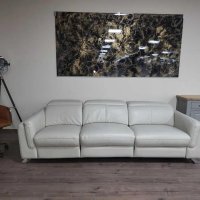 Голяма кремав кожен диван тройка с електрически релаксиращ механизъм, снимка 1 - Дивани и мека мебел - 44438363