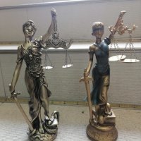 Продавам статуетка Темида! , снимка 1 - Декорация за дома - 40367908