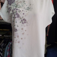 Бяла блуза с щампа теменужени цветенца , снимка 1 - Тениски - 36127056