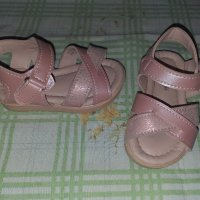 Розови сандали с велкро, снимка 3 - Детски сандали и чехли - 40897056